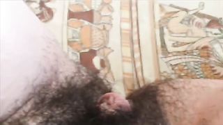 Мастурбирует волосатый клитор, Русское порно