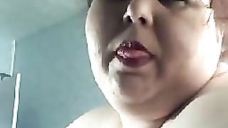 Жирная русская мамка мастурбирует