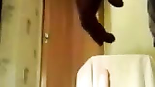 Пока муж в гараже зрелая женщина мастурбирует резиновой игрушкой