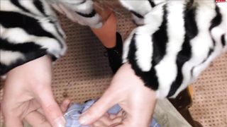 Зашла поссать на стоянку а тут охранник