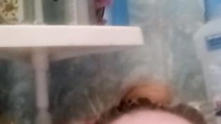 Русская мастурбирует в ванной