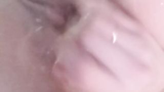 Русская мастурбирует в ванной