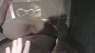 Парень трахает свою тёлочку в сортире ТЦ