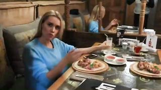 У хорошенькой няши своё меню