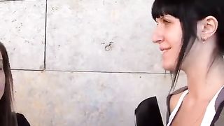 Пикаперы трахнули двух тёлок в парке