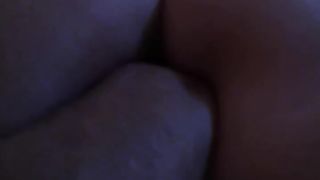 Муж лазит рукой в промежности пьяной жены