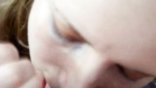 Юля сосёт и мастурбирует в лесу