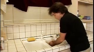 Белый господин совращает маленькую девочку негритянку