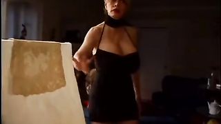 Озабоченный мужик выебал свою  жену и служанку карлика