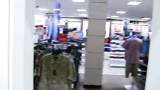 Экстаз в кабинке для примерки.