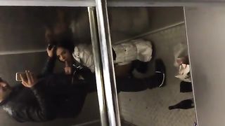 Тёлка  отсасывает абреку в лифте и ест сперму