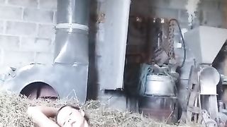 Деревенская девушка мастурбирует на сеновале, лопатой