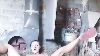 Деревенская девушка мастурбирует на сеновале, лопатой