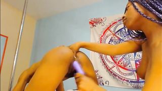 Лесбиянка лижет подруге киску перед вебкой