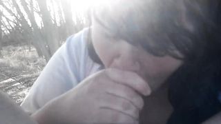 Толстуха глубокая глотка сосёт член другу в парке