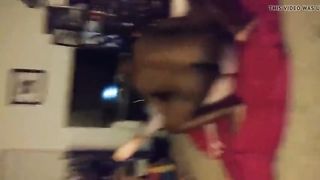 Чёрные яйца плещут по промежности белой сексвайф