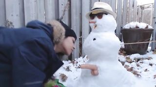Молодая трахается на снеговике насаживаясь на морковку