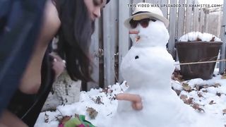 Молодая трахается на снеговике насаживаясь на морковку