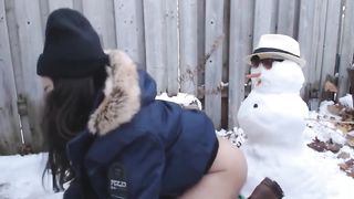 Молодая трахается на снеговике насаживаясь на морковку