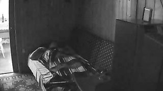 Скрытая камера сняла как полина мастурбирует