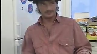 Парень на кухне отимел распутную кузину