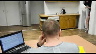 Молодая секретарша раздвинула ноги перед шефом