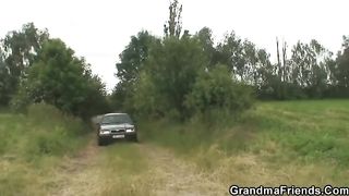 Друзья раскорячили на природе старую кошёлку с двух сторон