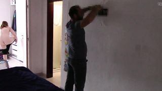 Прикальнулась над мастером снимая его скрыткой