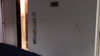 Прикальнулась над мастером снимая его скрыткой