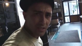 Молодая пара трахается в кафешке на виду у посетителей