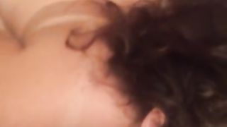 Пока парень дрочит девушка вылизывает ему яички и принимает сперму на лицо