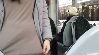 Девушка шалит в автобусе и делает парню минет
