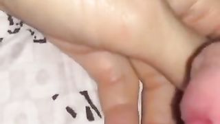 Пьяная жена крепко спит а муж над ней глумиться