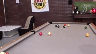 Лилипутку шлюху рослый парень трахнул в бильярдном клубе