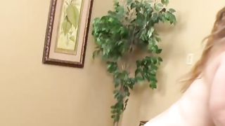 Огромный пенис негра балует маленькую пизду карликовой шлюхи