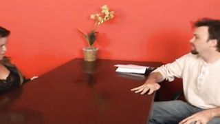 Девушка карлик на кастинге трахается с продюсером