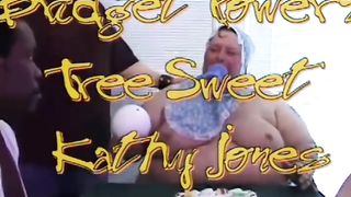 Клоун и девушка карлик развлекают странную семейку