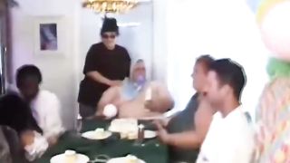 Клоун и девушка карлик развлекают странную семейку