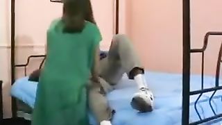 Огромный чёрным членом порет грубо шлюху лилипутку