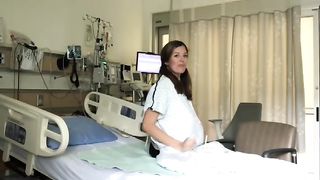 Беременная в роддоме перед мужем шалит