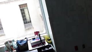 Беременная в роддоме перед мужем шалит