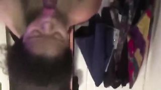 Чёрная лилипутка сосёт огромный член