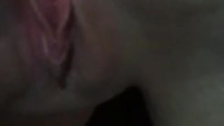 Ещё не траханная писечка девушки истекает смазкой