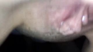 Капля влаги с вагины свисает на половых губках девушки