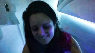 С парнем посетили солярий там девушка делает ему минет