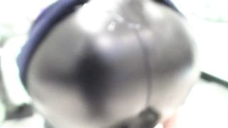 Трахнул блондинку в примерочной и она ходит по магазину со спермой на штанах