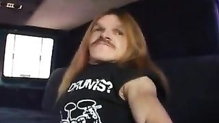 Красотка в машине сосёт уродивому карлику