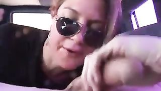 Красотка в машине сосёт уродивому карлику