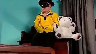 Игрушка в комнате девушки превратилась в трахаря лилипута