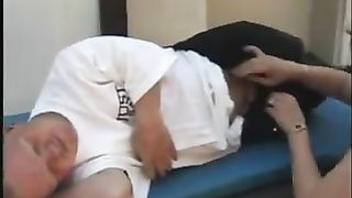 Карлик трахнул распутную подругу на столе